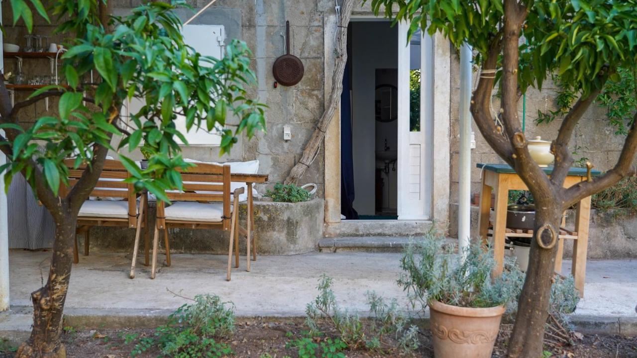 Charming Two-Bed Apartment Orange Garden Sutivan Buitenkant foto